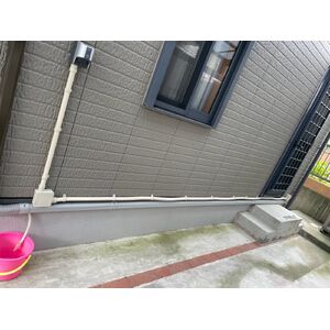 住宅の外壁に設置したEV充電コンセントと、外壁に沿った配管